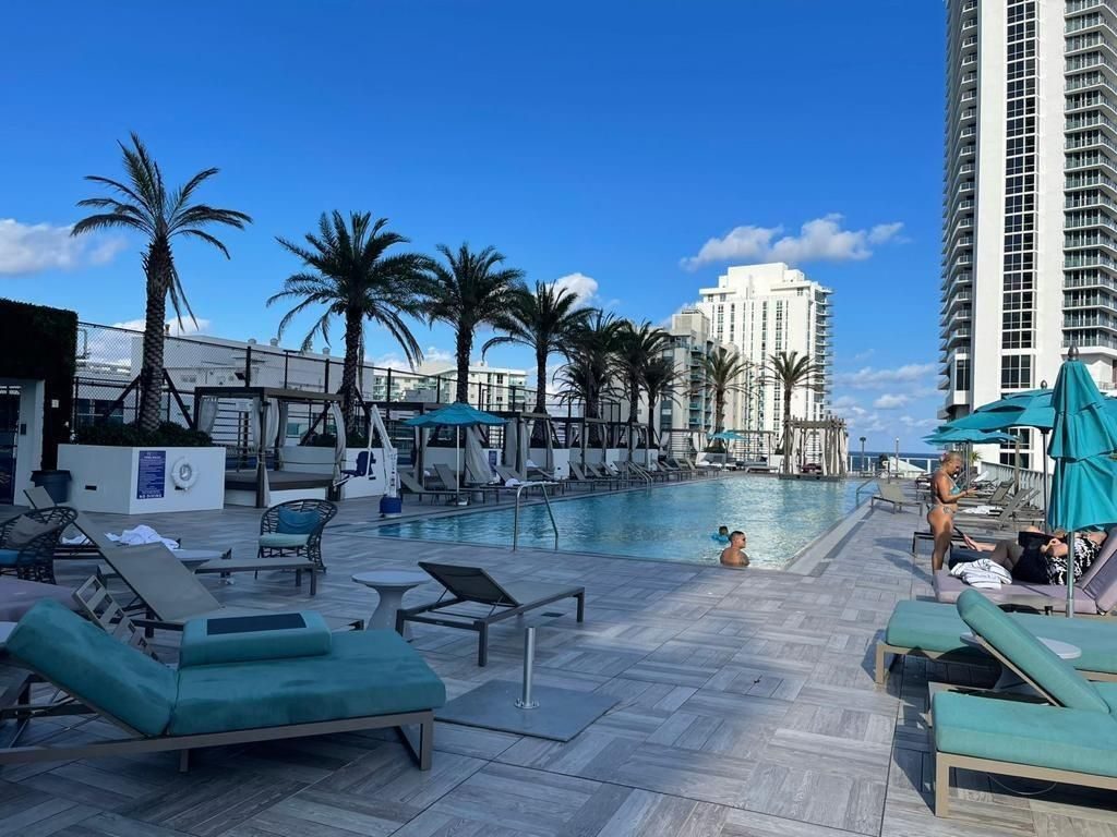 Pool lounge seating