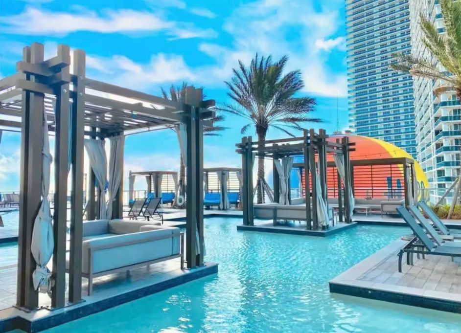 Pool lounge seating