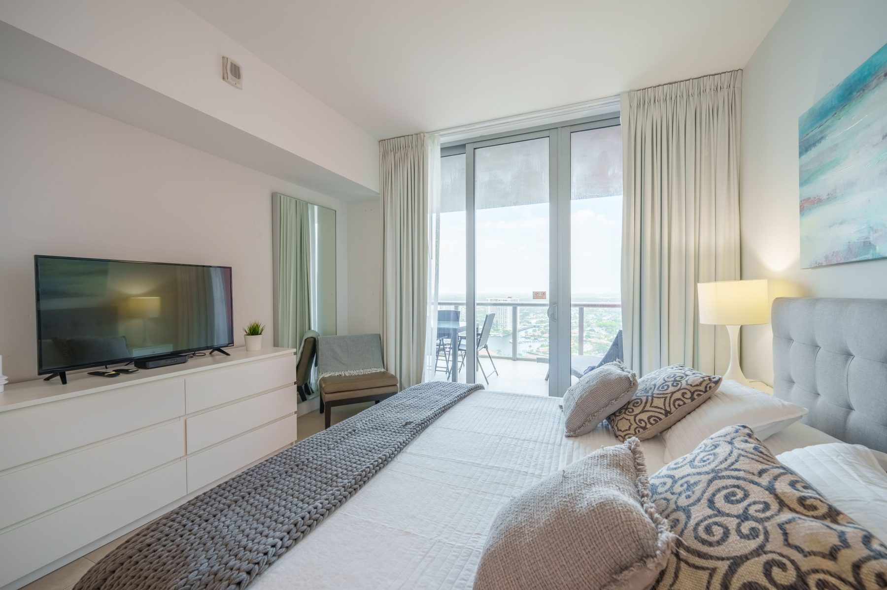 Master bedroom, king bed