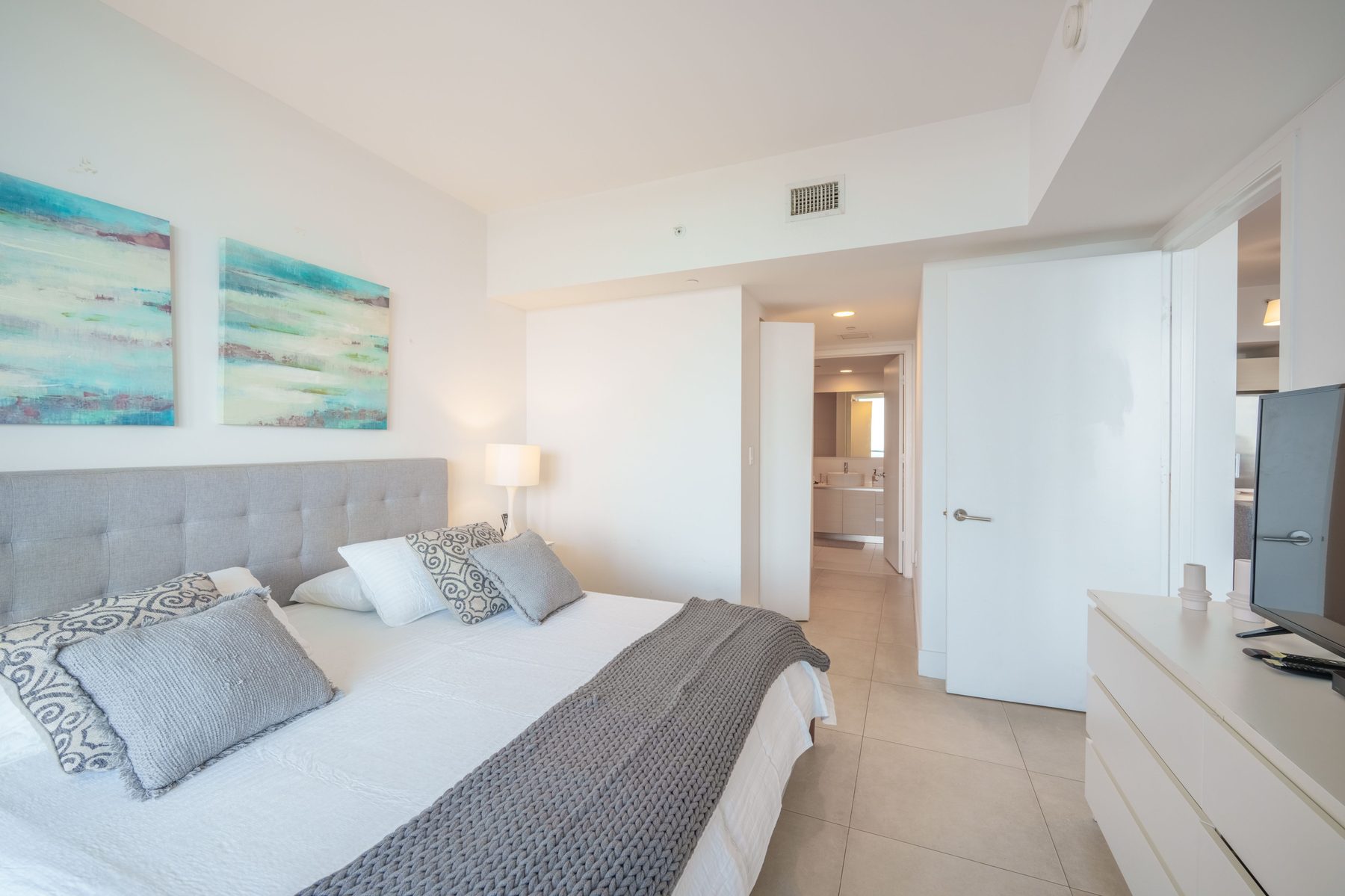 Master bedroom, king bed