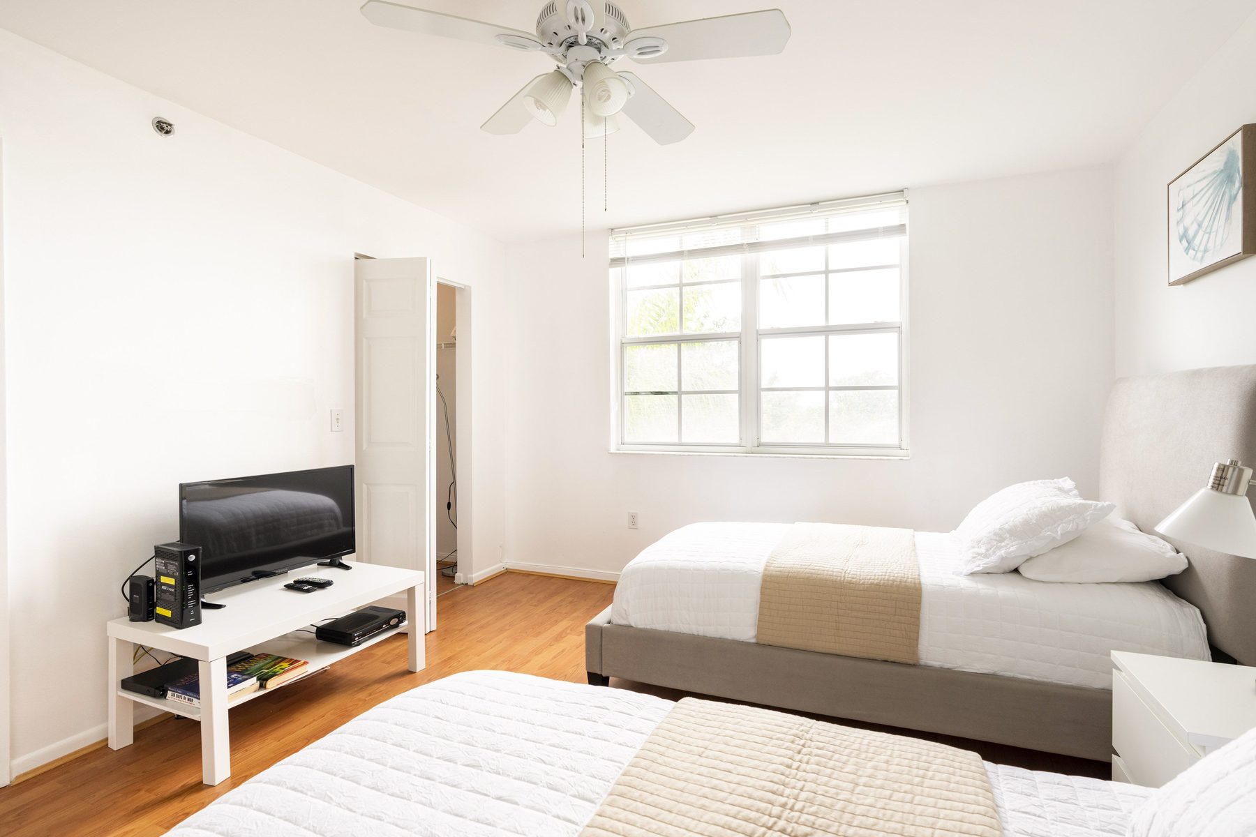 Second bedroom, twin beds