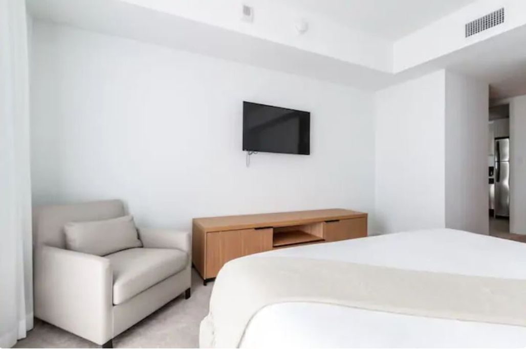 Master bedroom, king bed