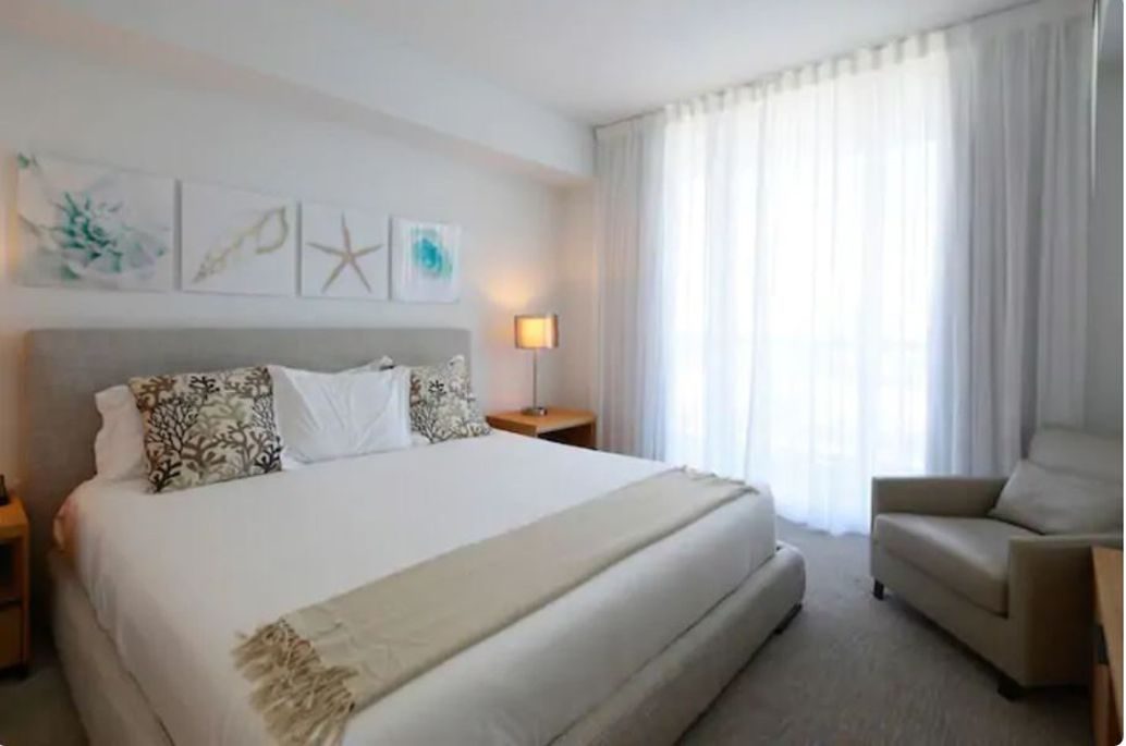 Master bedroom, king bed