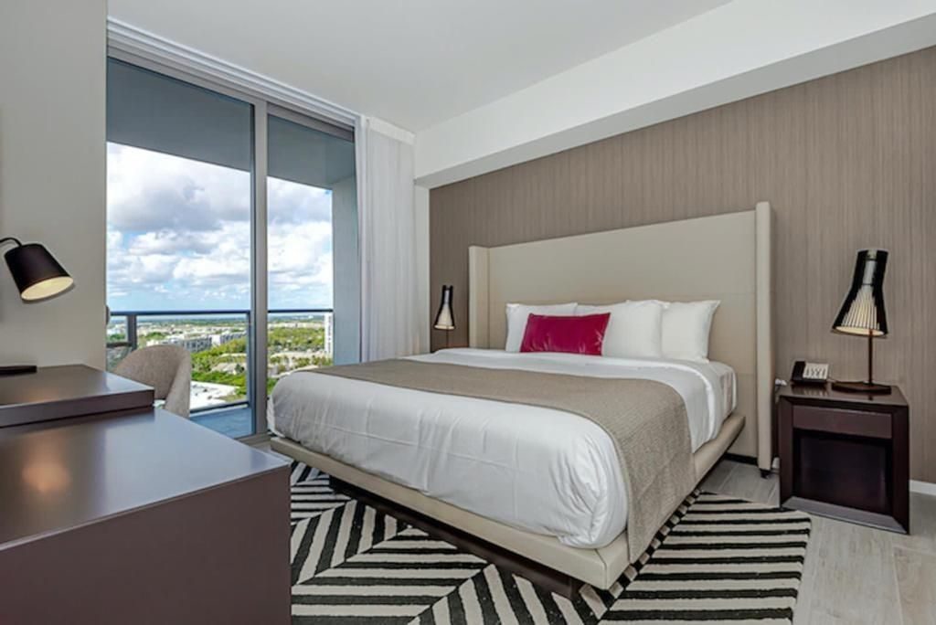 Bedroom, queen bed