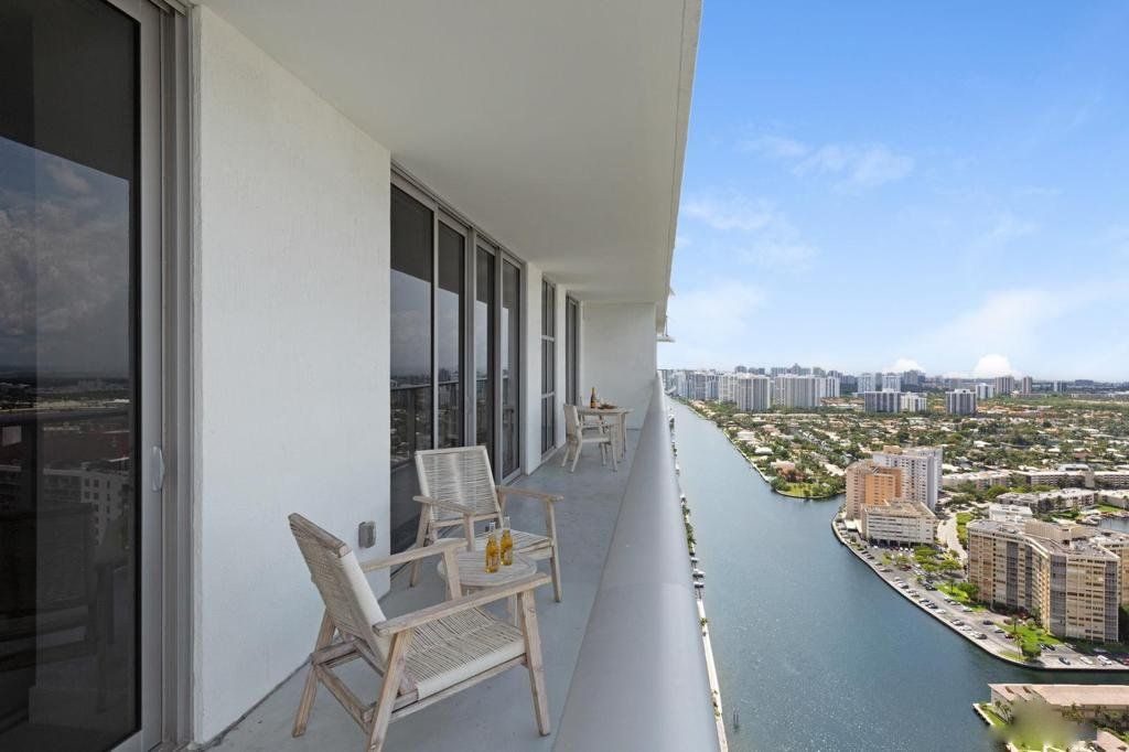 Balcony, seating with Intracoastal view
