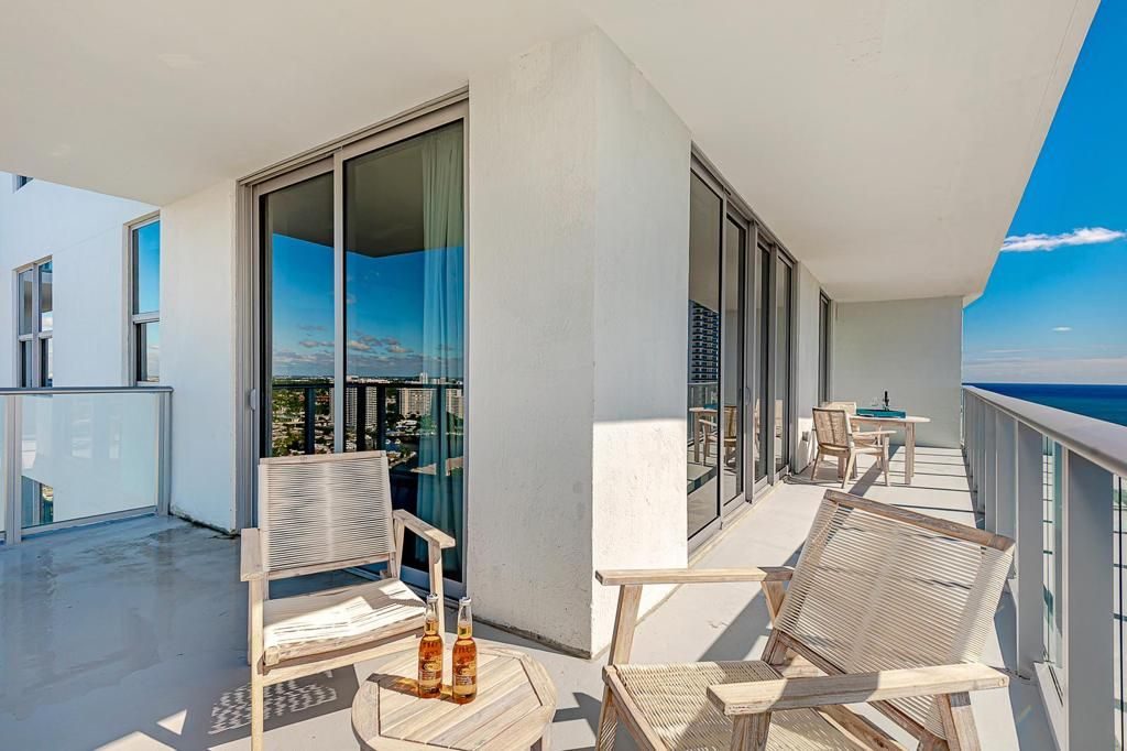 Wraparound balcony, full length