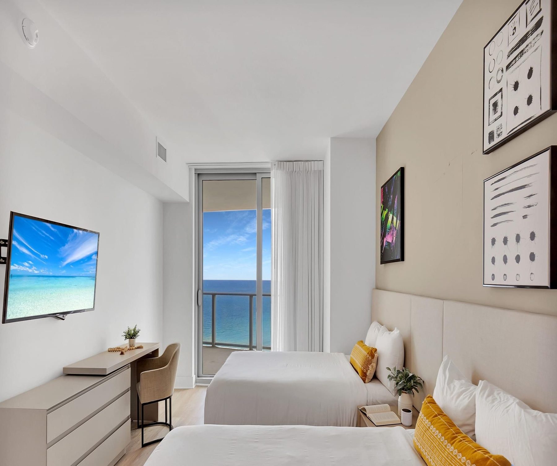Second bedroom, two twin beds